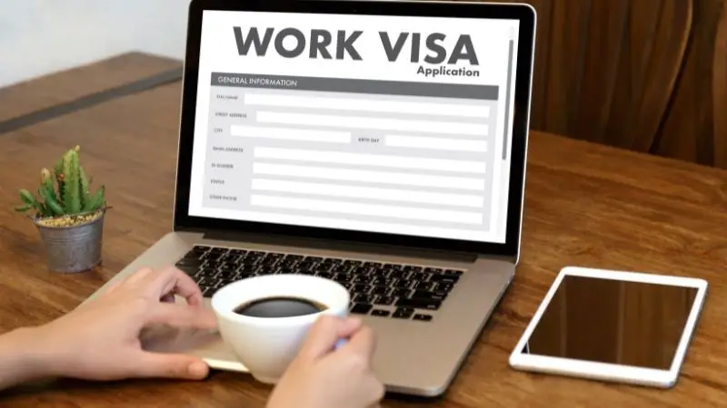 does-amazon-offer-work-visas?-(all-you-need-to-know)